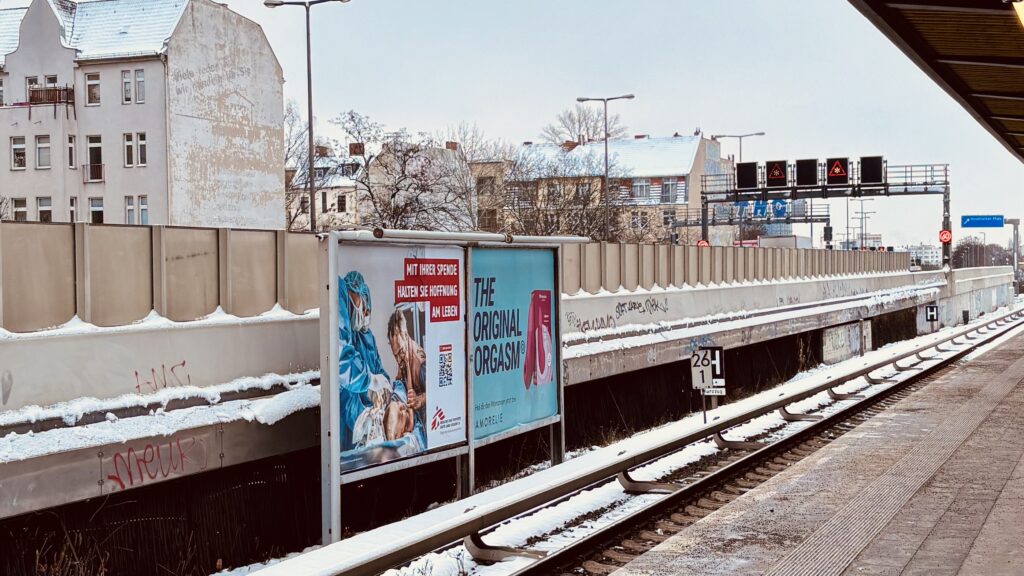 Wochenrueckblick kw 02 2026 alltag flaschen dpd bundesplatz again - Ein verschneiter Bahnsteig in Deutschland mit Blick auf Gebäude, Plakate und Bahngleise.
