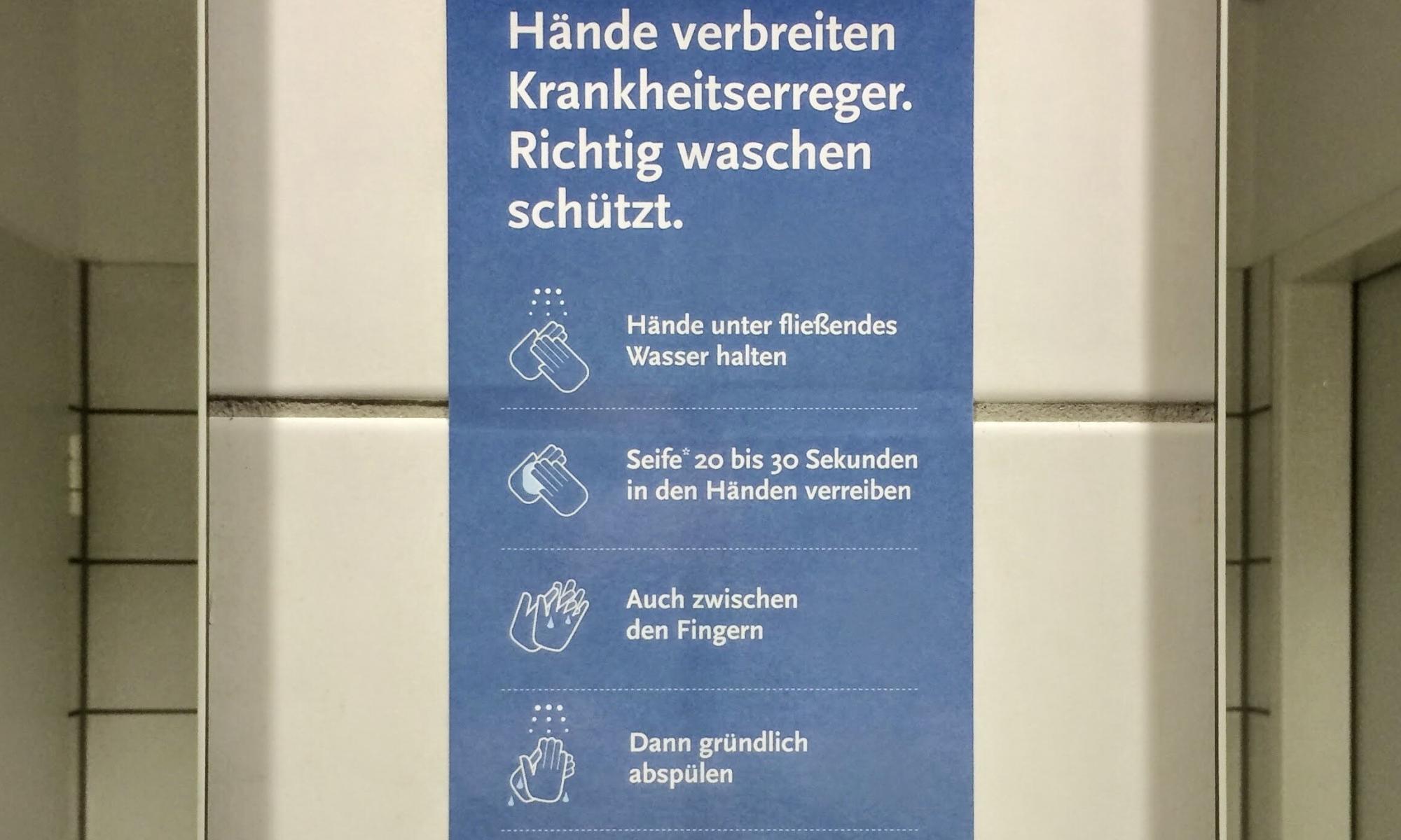 Wochenrueckblick kw 04 2026 - Schild an einer Wand, das Anweisungen zum Händewaschen mit Illustrationen enthält, geschrieben auf Deutsch; die Schritte umfassen das Halten der Hände unter fließendem Wasser, das Aufschäumen mit Seife für 20-30 Sekunden, das Waschen zwischen den Fingern und das gründliche Abspülen.