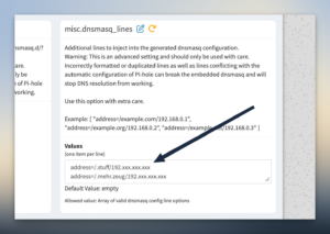 Pi hole und wildcard domains - Ein Benutzeroberflächenbereich mit dem Titel „misc.dnsmasq_lines“ zeigt beschreibenden Text zum Einfügen zusätzlicher Zeilen in die dnsmasq-Konfiguration, zusammen mit einer Warnung vor möglichen Problemen. Ein Beispiel zeigt das korrekte Format für diese Zeilen, gefolgt von einem Abschnitt „Werte“ mit zwei Beispiel-Einträgen: „address=/.stuff/192.xxx.xxx.xxx“ und „address=/.mehr.zeug/192.xxx.xxx.xxx“. Der Standardwert ist „leer“ und der zulässige Wert wird als „Array von gültigen dnsmasq-Konfigurationszeilenoptionen“ beschrieben.